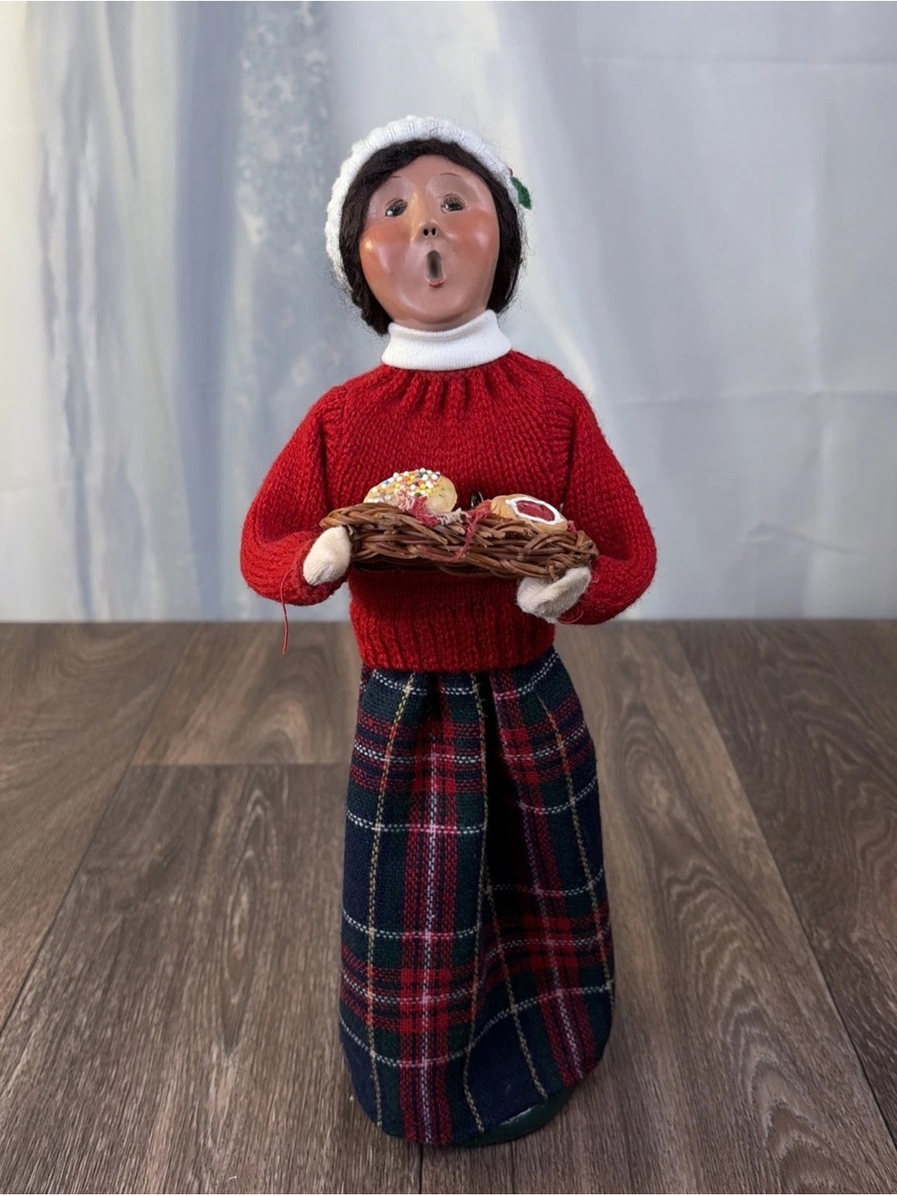 Byers Choice Carolers Adult Woman Caroler Basket Cookies Plaid Skirt Christmas